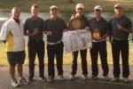 五名男高尔夫球手与教练胡贝尔获奖