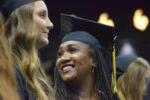 戴着黑色毕业帽的女子在毕业典礼上微笑