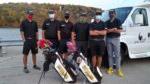 6个戴着面具的高尔夫球手 & 拿着两个高尔夫球袋