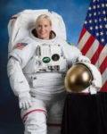 Dr. 凯特·鲁宾斯穿着NASA太空服