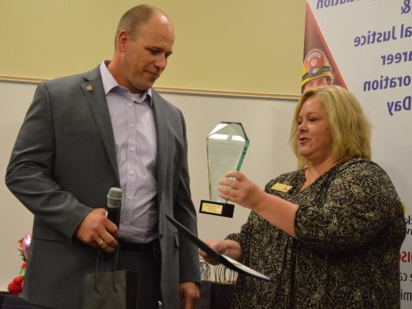 Jodi Becker handing award to East Moline Police Chief Jeff Ramsey